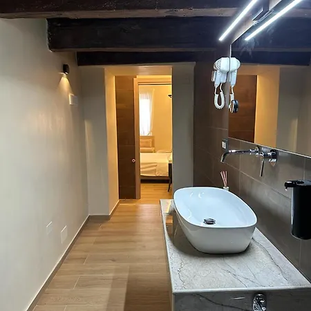 לינה וארוחת בוקר Al Vico Bedrooms קרוטונה