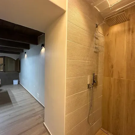 Al Vico Bedrooms קרוטונה